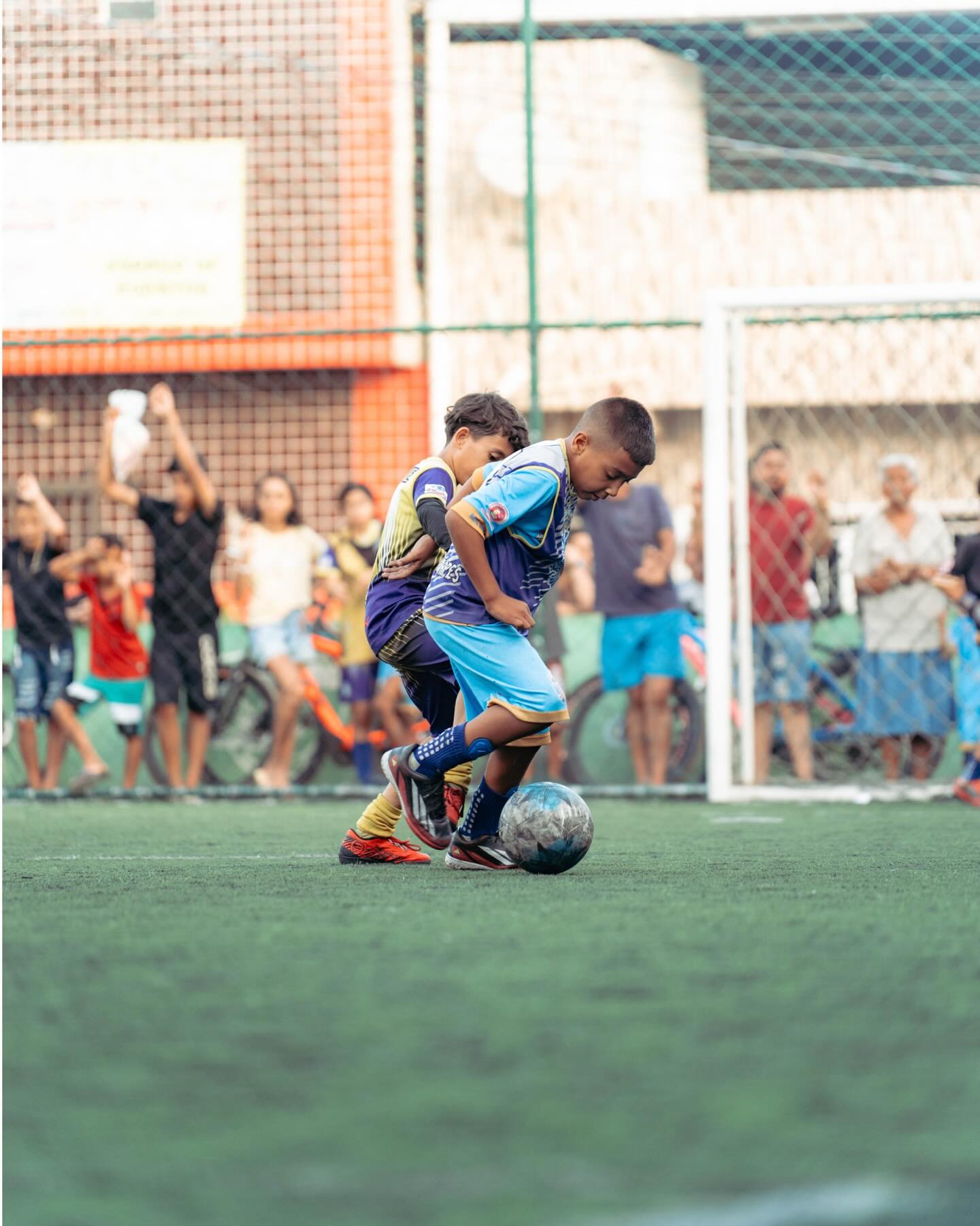 Jovem atleta protegendo a bola durante partida