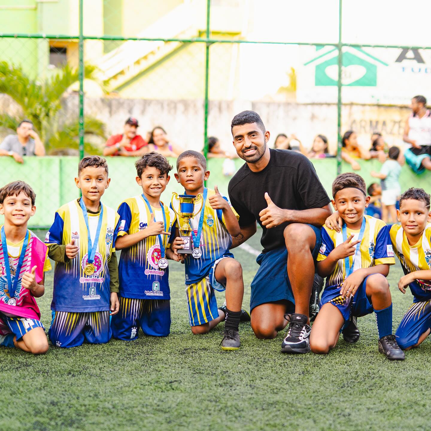 Equipe infantil comemorando conquista de troféu