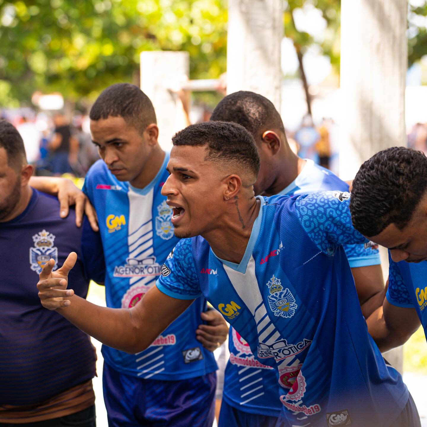 Jovem atleta com semblante determinado após o treino
